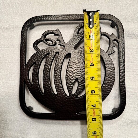 Crate & Barrel Hammered Metal Pumpkin Trivet 8" - Dark Brown Bronze color -New - Picture 3 of 5